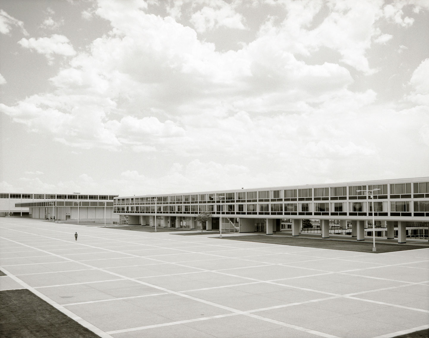 27-Roger_Davies_air_force_courtyard_239